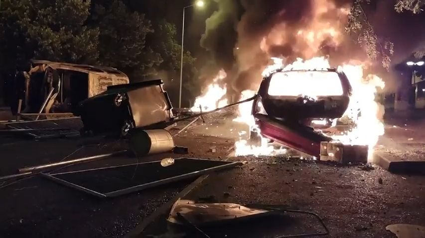 Hořely radnice, auta i autobus. Francie posílá do ulic 40 tisíc policistů